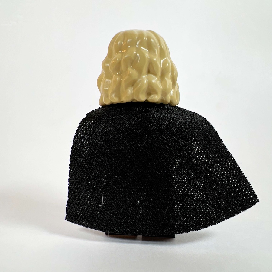 La pièce de cheveux Lego Friends rend bien même si elle donne plus de volume aux cheveux que le personnage dans le jeu